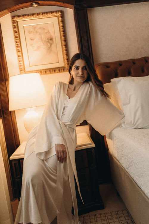 Robe de Seda Pura Aura mostrado em modelo noiva | Berbin 
Atelier. Ideal para making off de noivas.