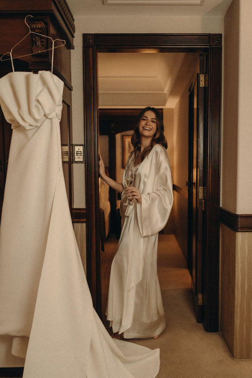 Robe de Seda Pura Aura em preparo de noiva | Berbin 
Atelier. Ideal para making off de noivas.